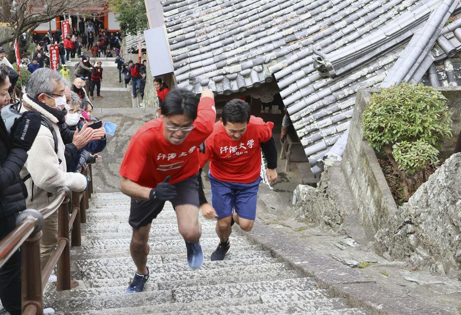 和歌山市の紀三井寺で開かれた「福開き速駈詣り」で、石段を駆け上がる参加者＝8日