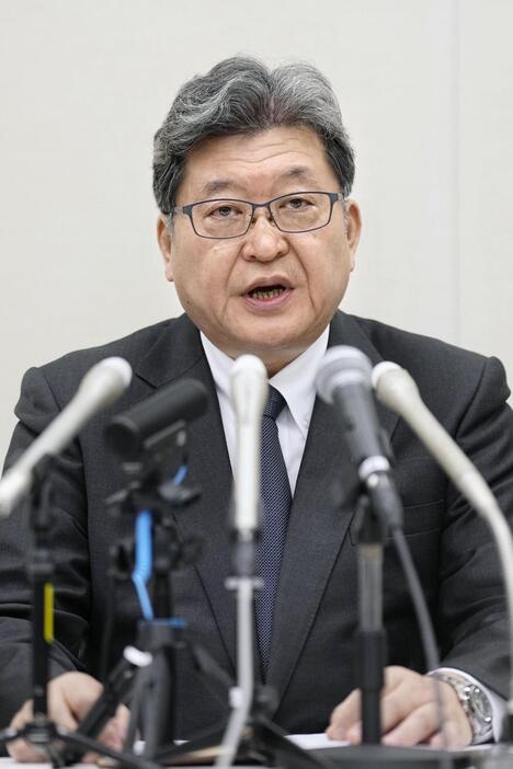 記者会見する自民党の萩生田前政調会長＝22日午後、国会内