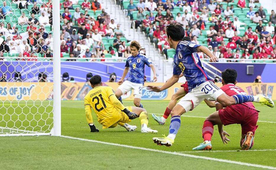 日本―インドネシア　後半、チーム2点目のゴールを決める上田（奥）＝ドーハ（共同）