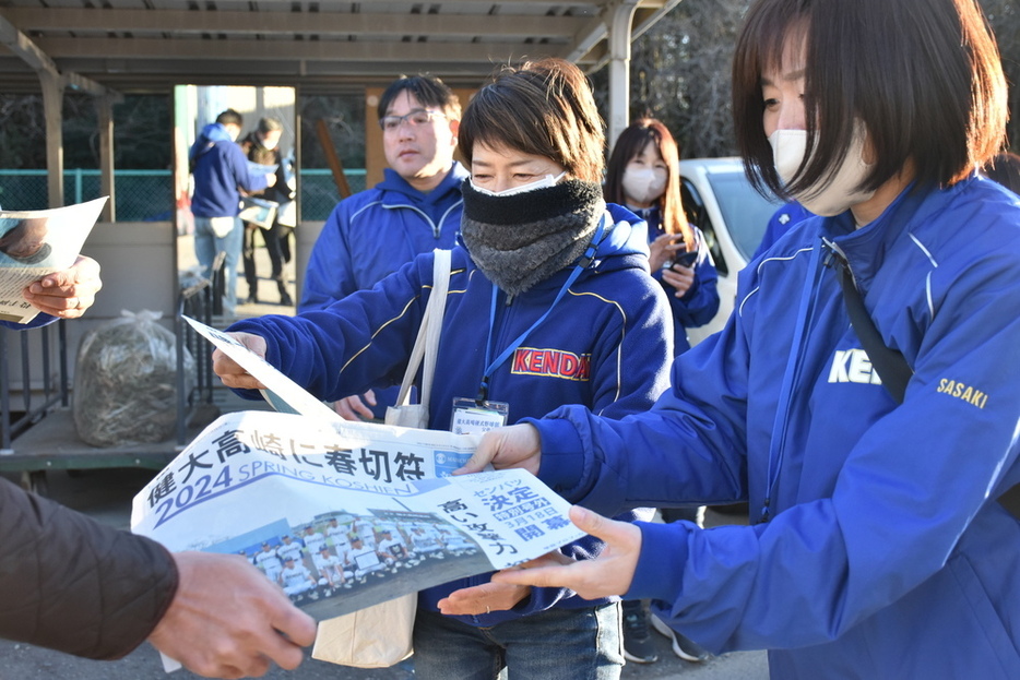 センバツ決定の号外を受け取る保護者たち＝群馬県高崎市で２０２４年１月２６日、西本龍太朗撮影