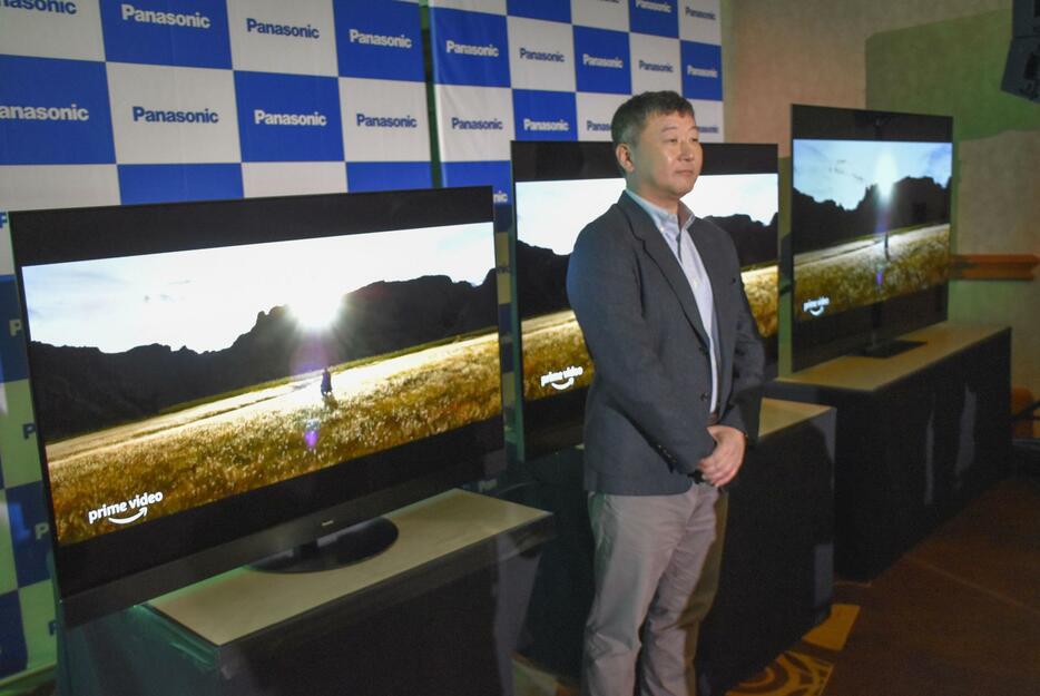 パナソニックホールディングスがCESで展示する新型有機ELテレビを前に、取材に応じるデジタル家電子会社の豊嶋明社長＝8日、米ラスベガス（共同）