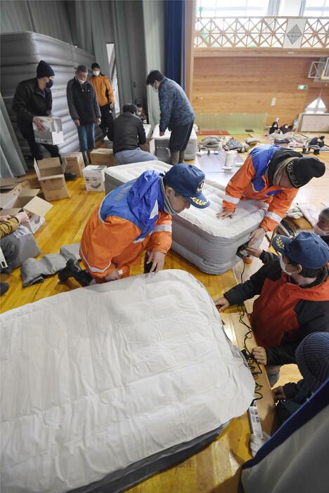 石川県穴水町の避難所に届いた簡易ベッド＝8日午前11時4分