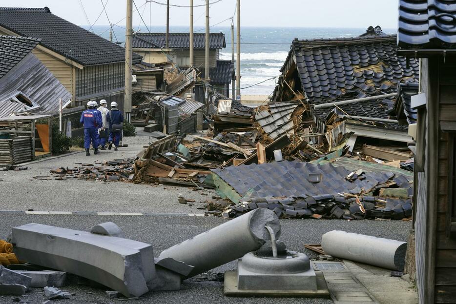 地震で建物が倒壊した石川県輪島市門前町黒島町＝6日午後0時4分