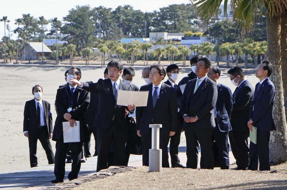 青島海岸を視察する林官房長官兼拉致問題相（手前中央）＝27日午後、宮崎市