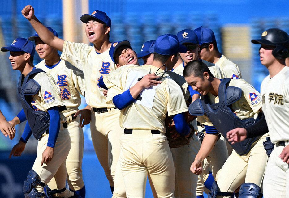 明治神宮野球大会を制し、マウンドに集まって喜ぶ星稜の選手たち＝神宮球場で１１月２０日、北山夏帆撮影