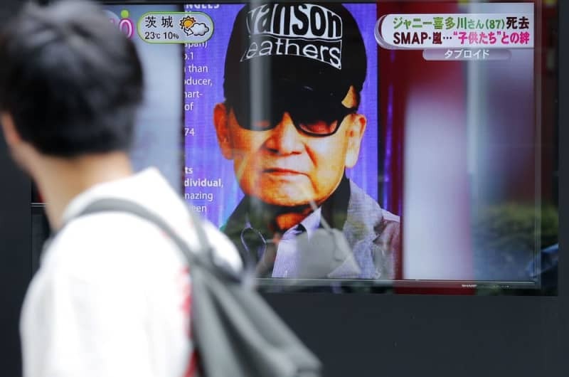 ２０１９年７月、ジャニー喜多川氏の死去を伝えた街頭テレビ＝東京・有楽町