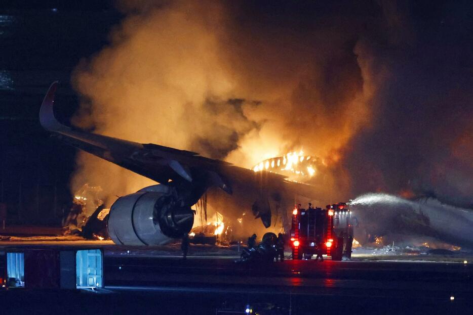羽田空港のC滑走路で炎上する日航516便＝2日午後7時17分