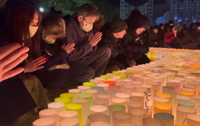 ［写真］地震発生時刻に合わせ黙とうを捧げる人たち＝17日午前、神戸市中央区で