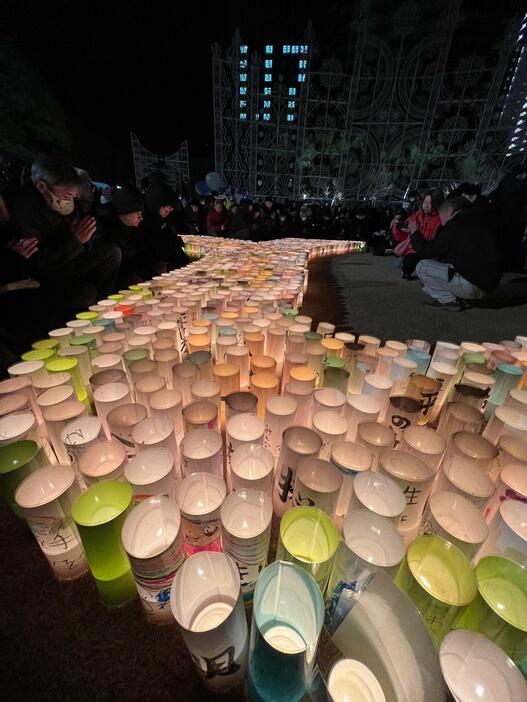 ［写真］地震発生時刻に祈る人たち＝17日午前5時46分、神戸市中央区で