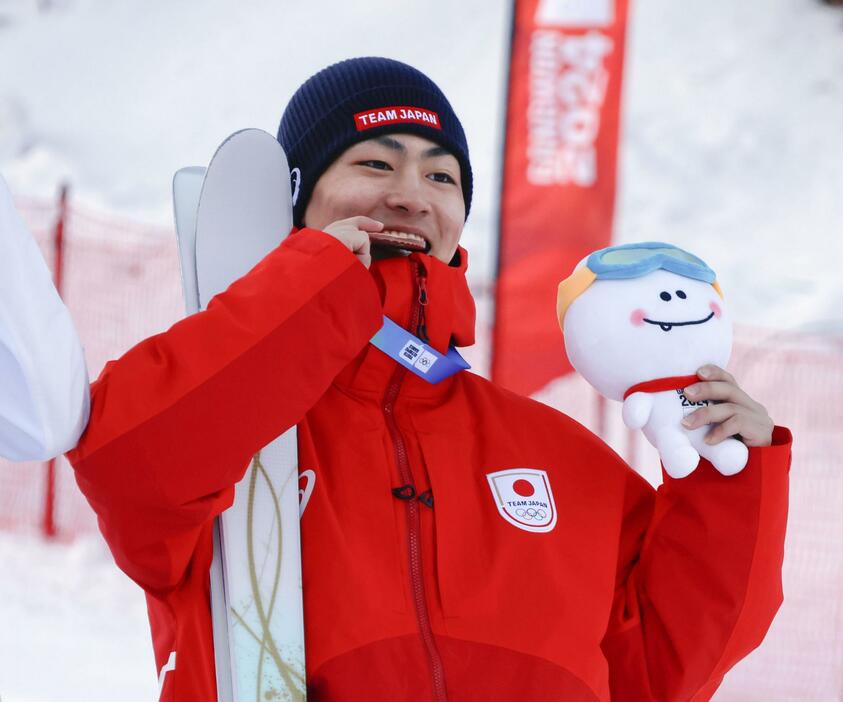 フリースタイルスキーのデュアルモーグル男子で銅メダルを獲得した中村拓斗＝江原道（共同）