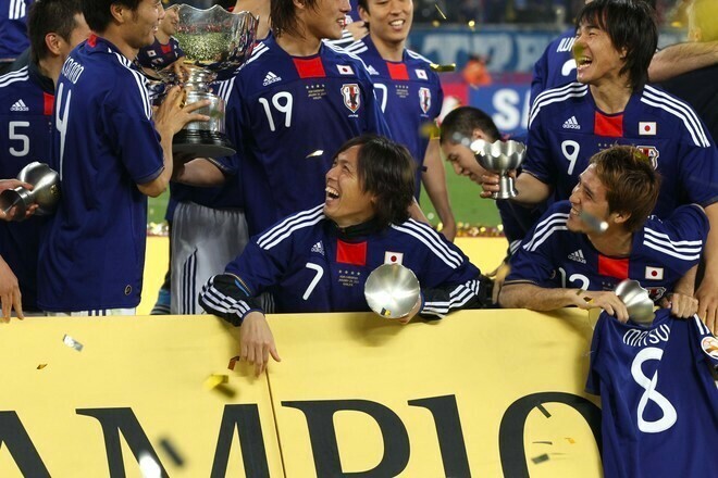 日本代表のレジェンド遠藤氏（中央）。2011年のアジアカップ決勝では内田氏と共に先発し、優勝に貢献した。写真：田中研治（サッカーダイジェスト写真部）