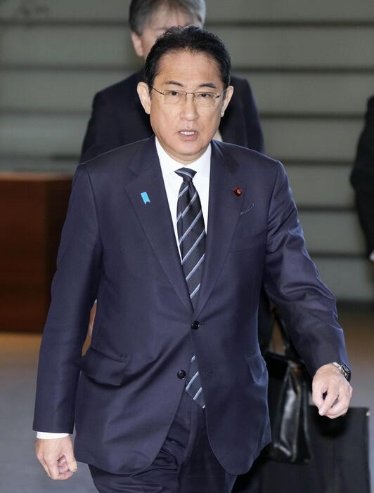 首相官邸に入る岸田首相＝24日午前