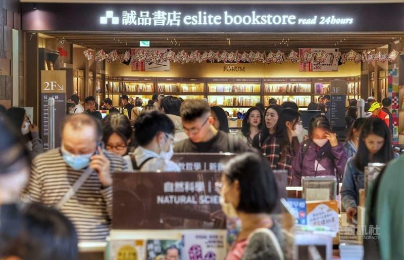 商業施設「誠品生活松煙」の書店（1月20日、台北市）