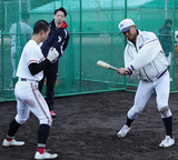 左打者の宗山は、右打者の高校生に丁寧に打撃指導。