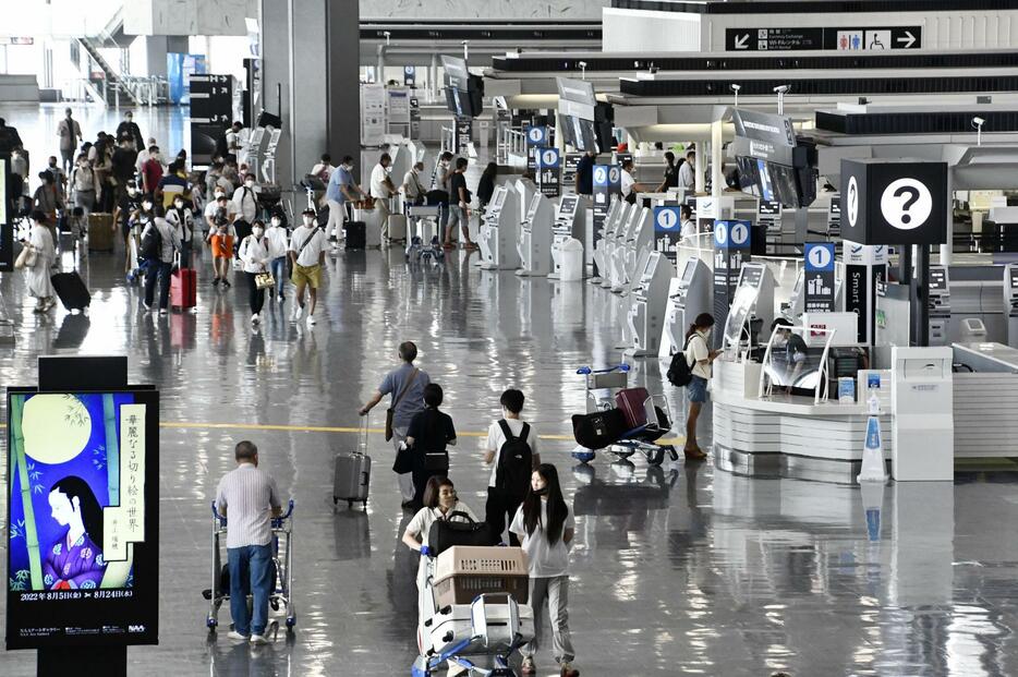 成田空港の国際線出発ロビー＝2022年8月