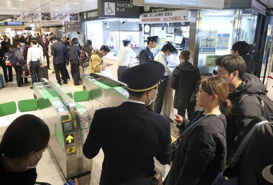 地震の影響で、混雑するJR東京駅の新幹線南乗り換え口＝1日午後6時17分