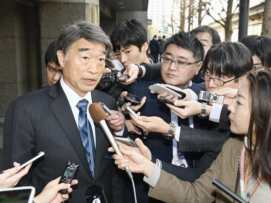 自民党岸田派の派閥会合を終え、取材に応じる根本元厚労相＝23日午後、東京都千代田区