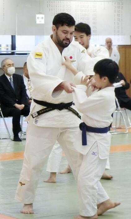 小学生と乱取りする柔道男子100キロ級のウルフ・アロン＝東京都文京区の講道館