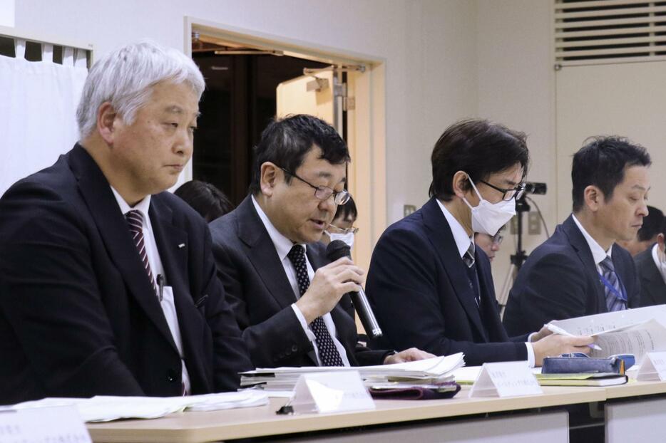 会合で住民に説明する東電柏崎刈羽原発の稲垣武之所長（左から2人目）ら＝10日午後、新潟県柏崎市