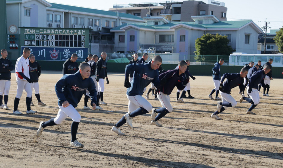 ダッシュをする豊川の選手たち＝愛知県豊川市の学校グラウンドで２０２４年１月２７日、塚本紘平撮影