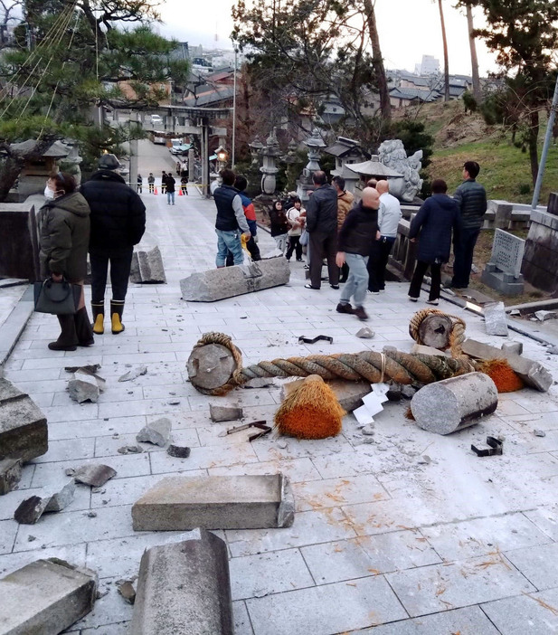 地震で倒壊した金沢市の大野日吉神社の鳥居＝1日午後4時50分ごろ