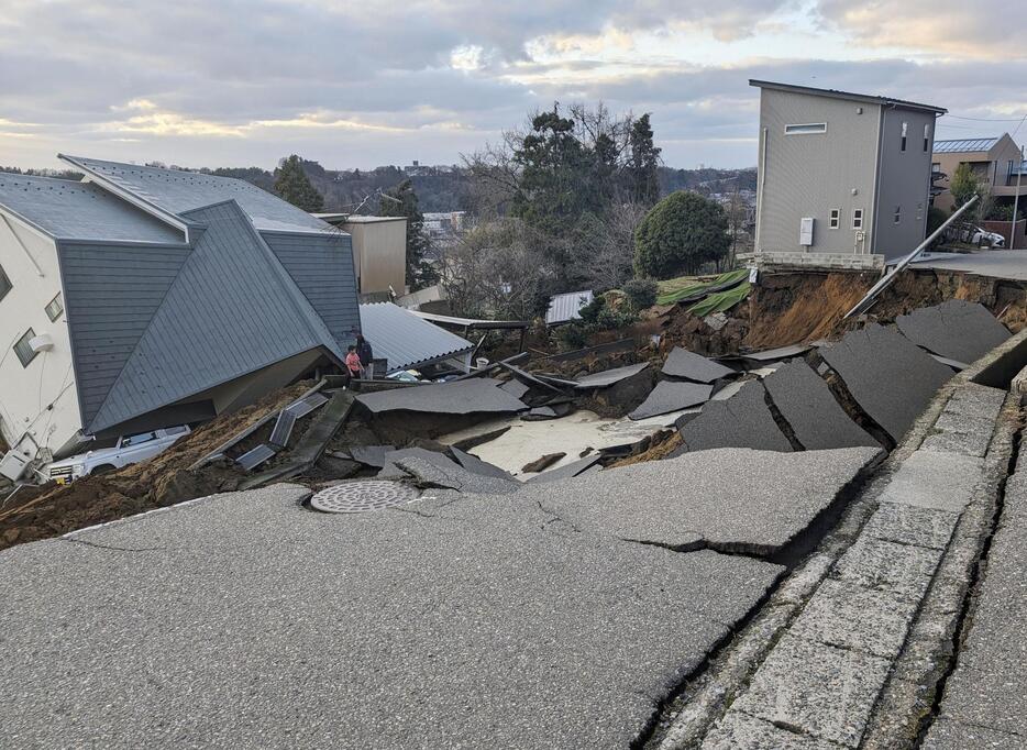 地震で倒壊した金沢市の住宅＝1日午後（近隣住民提供）