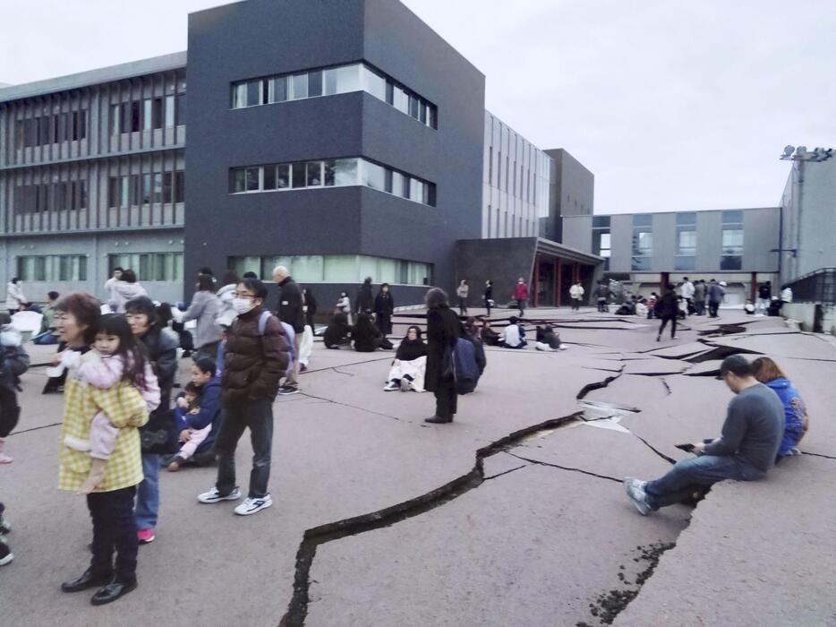 強い地震で起きたひび割れ＝1日午後4時50分ごろ、石川県輪島市