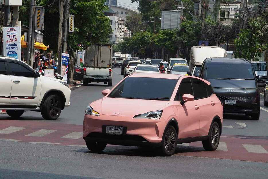 昨年末のバンコク・モーターエキスポの出展数でもそうだったが、タイでは中国や韓国の電気自動車メーカーが目立って進出している。街なかでもそれらのクルマが急激に増えている印象だ。