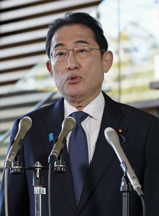 記者団の取材に応じる岸田首相＝18日午前、首相官邸