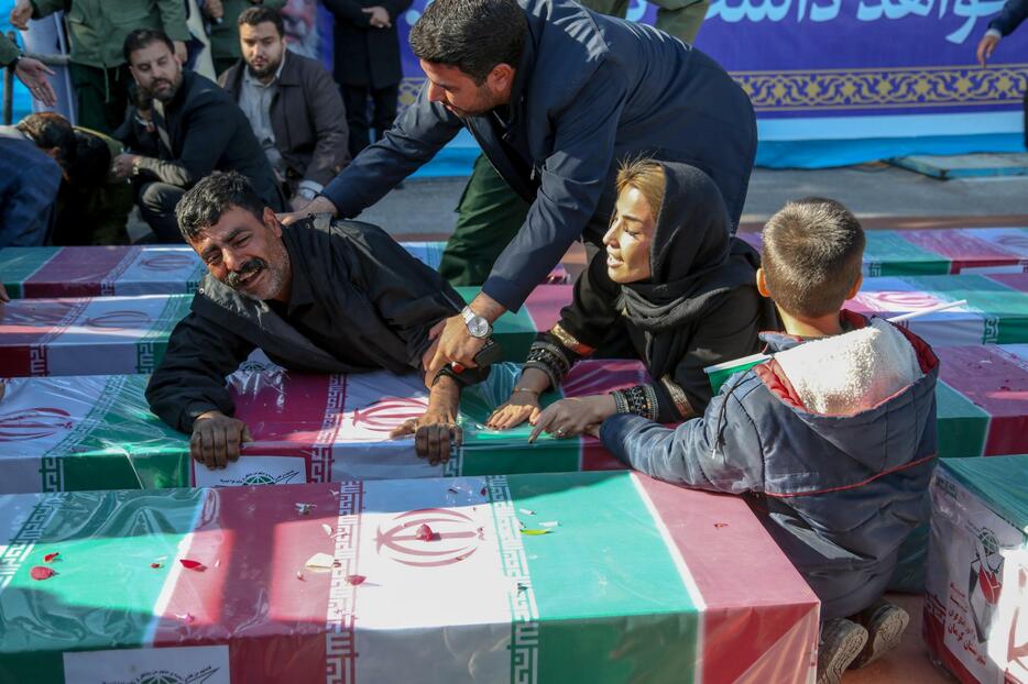 イラン南東部ケルマンで起きた爆発事件の犠牲者を悼む親族＝5日（ゲッティ＝共同）