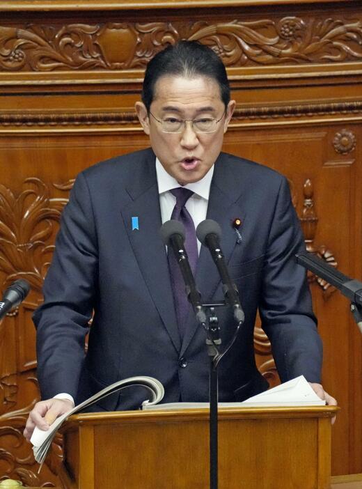 衆院本会議で施政方針演説を行う岸田首相＝30日午後