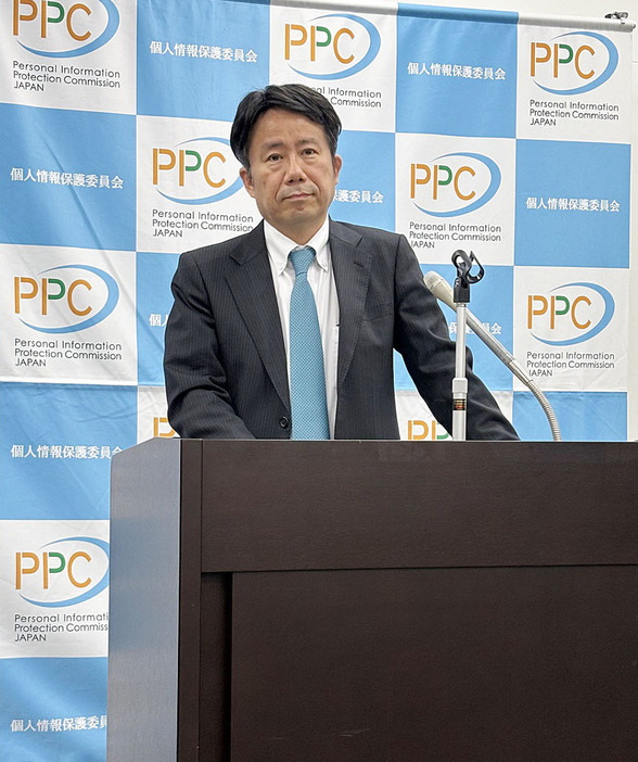 記者会見する個人情報保護委員会の片岡秀実政策立案参事官＝24日午後、東京都千代田区