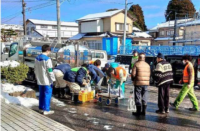 石川県能登町で給水支援に当たる宮崎市上下水道局の職員ら（同局提供）