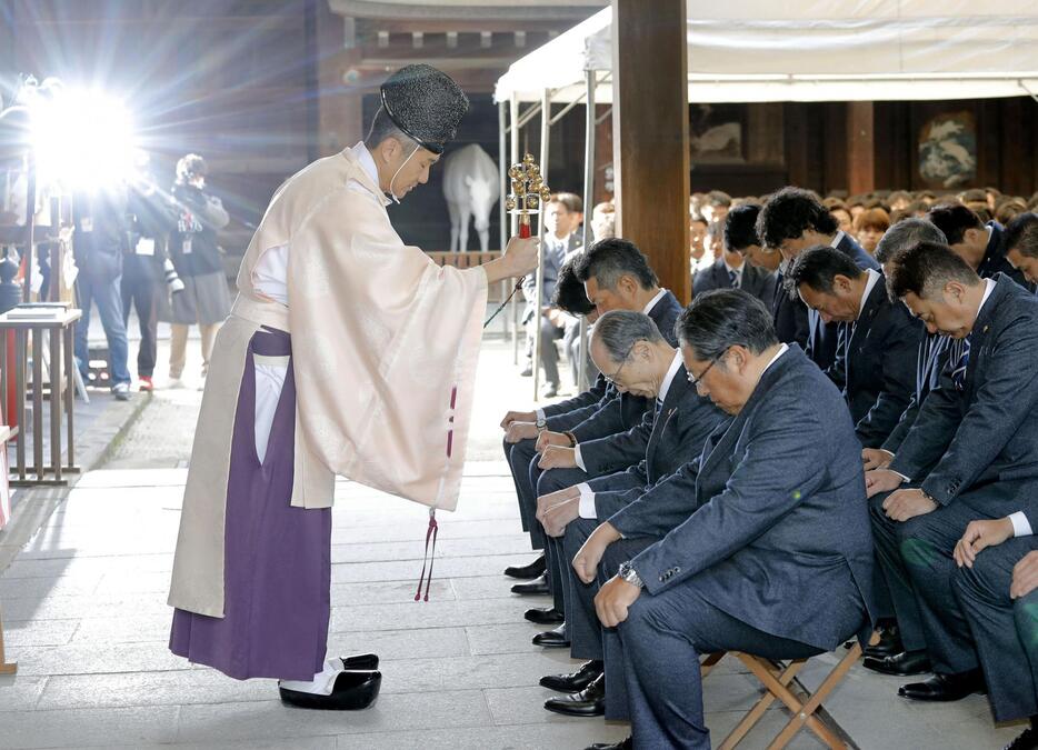 筥崎宮で必勝祈願をするソフトバンク・王球団会長（手前から2人目）ら＝30日、福岡市