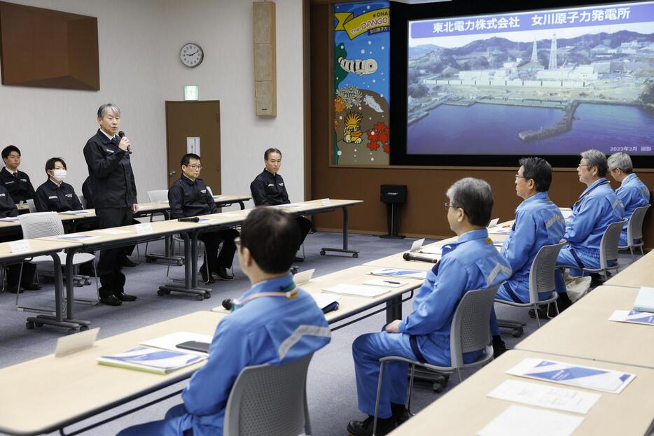 東北電力女川原発の視察を前にあいさつする原子力規制委の山中伸介委員長（左から3人目）＝13日午前、宮城県女川町