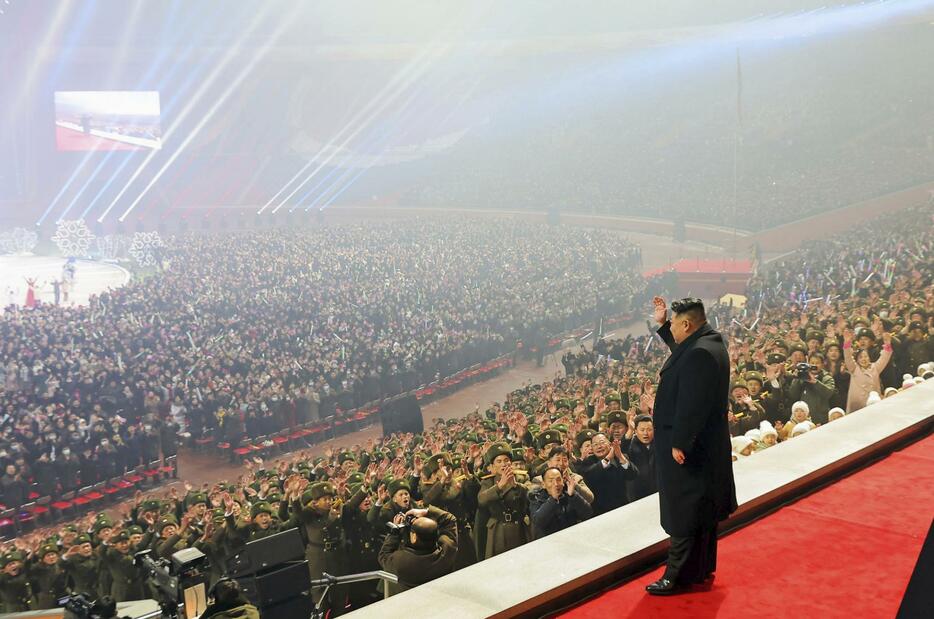 新年慶祝公演を観覧した北朝鮮の金正恩朝鮮労働党総書記（手前）＝2023年12月31日、平壌のメーデースタジアム（朝鮮中央通信＝共同）