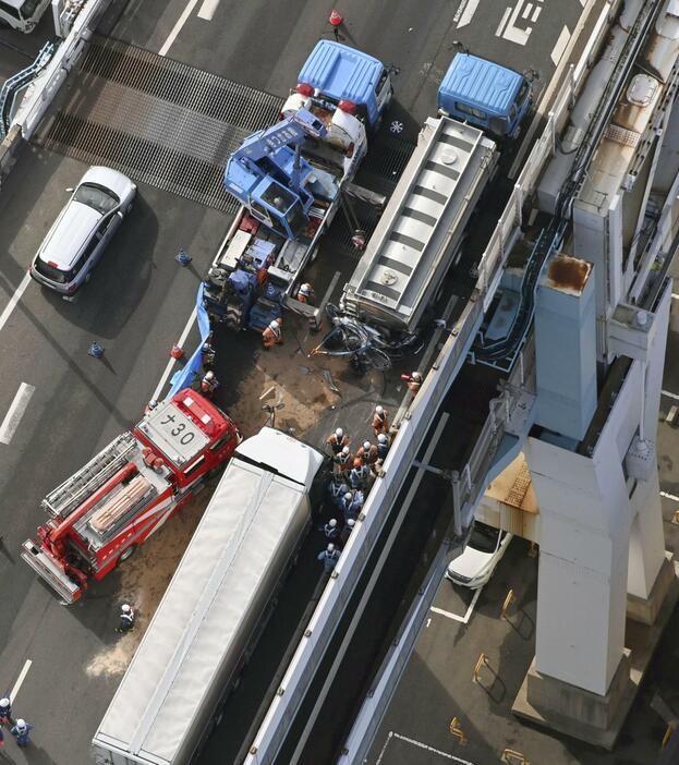 阪神高速湾岸線の事故現場＝19日午後1時1分、神戸市東灘区（共同通信社ヘリから）