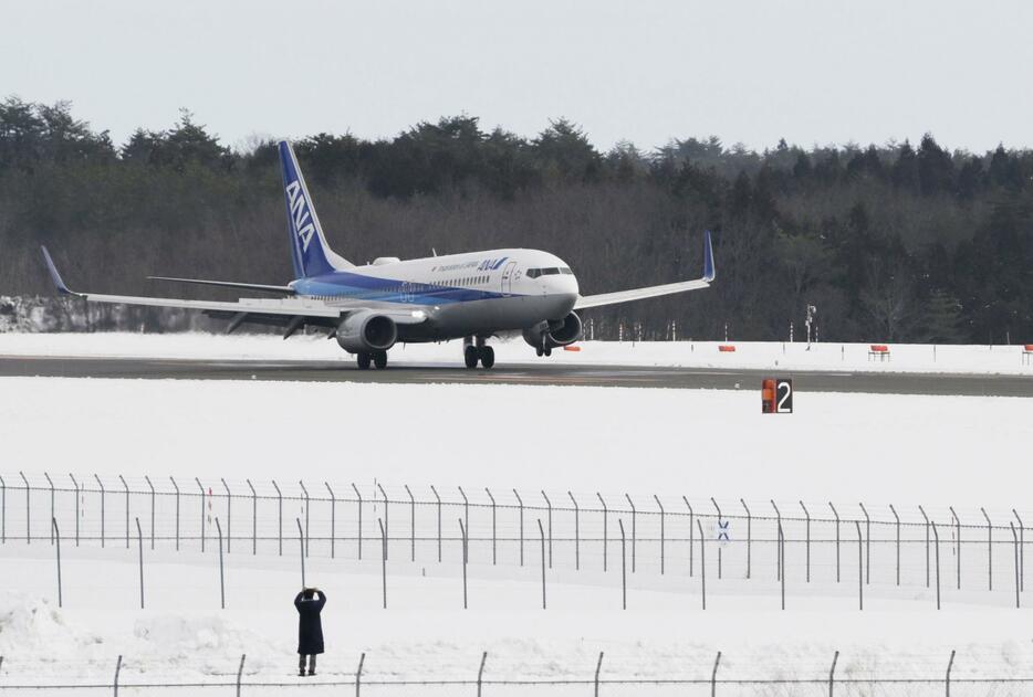 能登空港に到着した全日空機＝27日午前、石川県輪島市