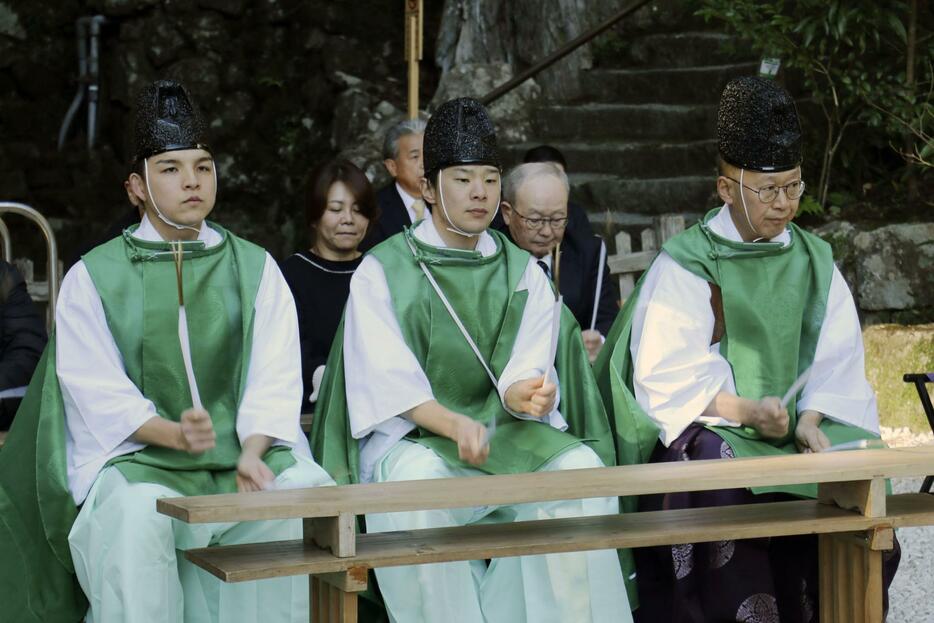 熊野那智大社で営まれた「牛王神璽祭」＝8日、和歌山県那智勝浦町