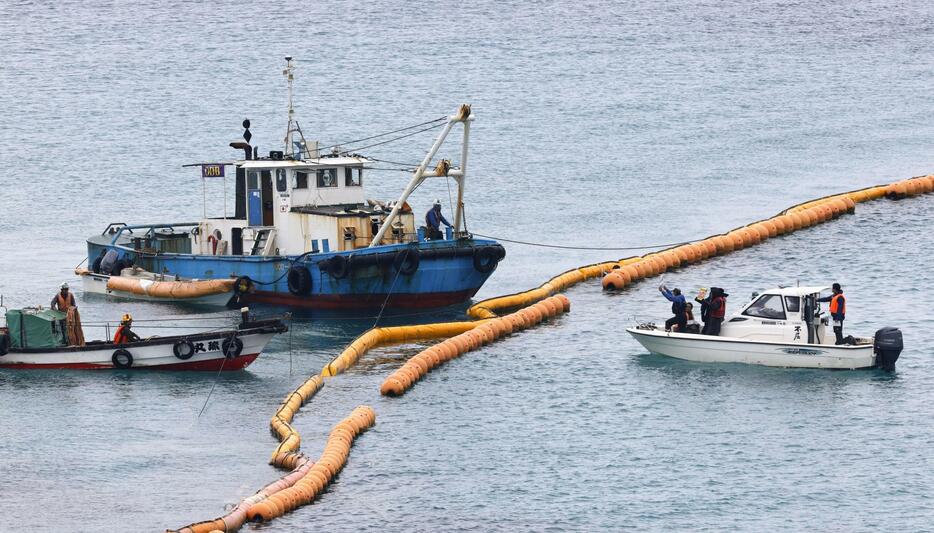 着工に向けた準備作業が始まった沖縄県名護市辺野古沖の大浦湾。周辺には工事に反対する抗議船（右）も見られた＝9日午前