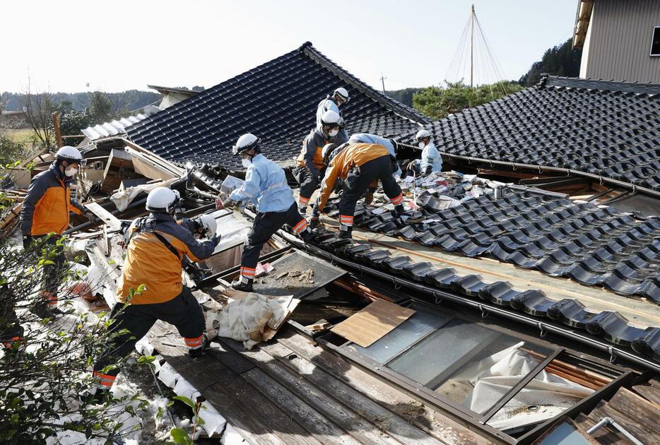 倒壊した家屋で、住民を捜索する消防隊員＝4日午前10時21分、石川県珠洲市若山町