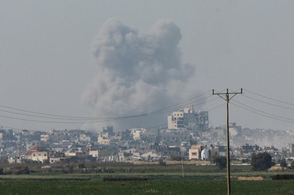イスラエル軍の攻撃を受け、ガザ地区から立ち上る煙＝8日（ロイター＝共同）