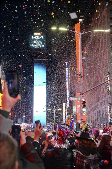 米ニューヨーク・タイムズスクエアの新年を祝うイベント＝1日（共同）