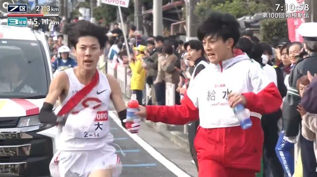 7区・吉居駿恭選手に給水を渡す、兄・吉居大和選手