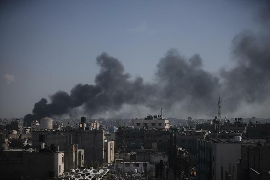 6日、パレスチナ自治区ガザ南部ハンユニスで、イスラエルによる空爆の後に立ち上る煙（AP＝共同）