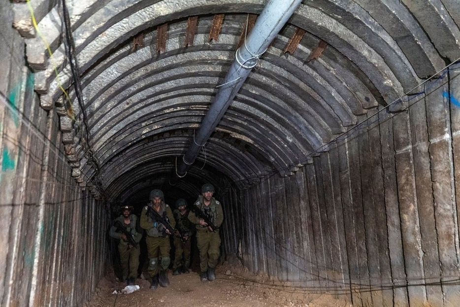 イスラエル軍が発見した地下トンネルの内部＝昨年12月、パレスチナ自治区ガザ北部のエレズ検問所付近（ロイター＝共同）