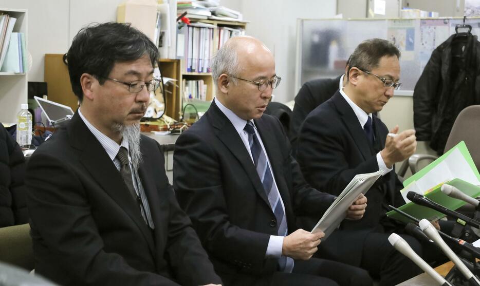 記者会見する奈良教育大の宮下俊也学長（中央）＝17日午前、奈良県庁