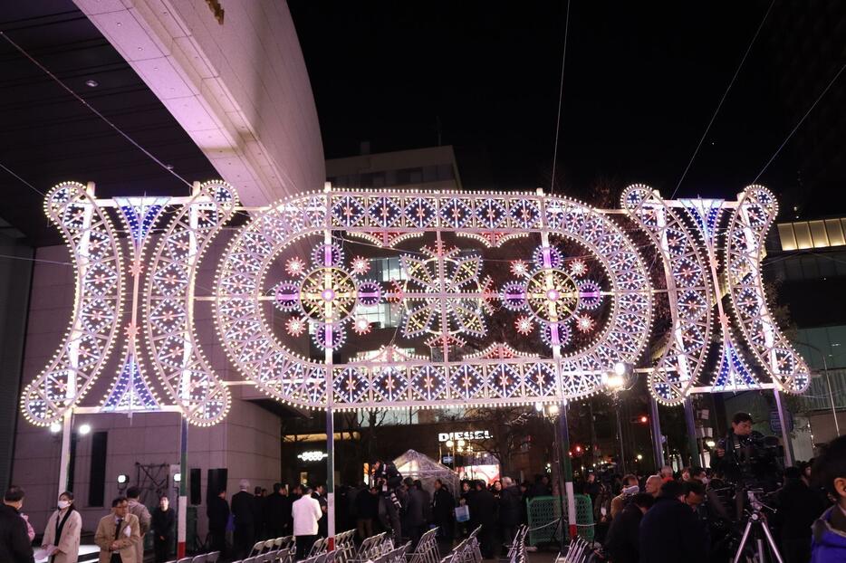 ［写真］今年はエリアを分けて開催するなど新たな試みも行われた＝19日夜、神戸市中央区で（撮影：具志堅浩二）