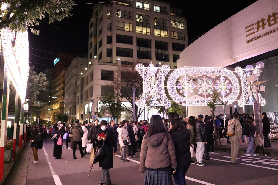 ［写真］今年はエリアを分けて開催するなど新たな試みも行われた＝19日夜、神戸市中央区で（撮影：具志堅浩二）