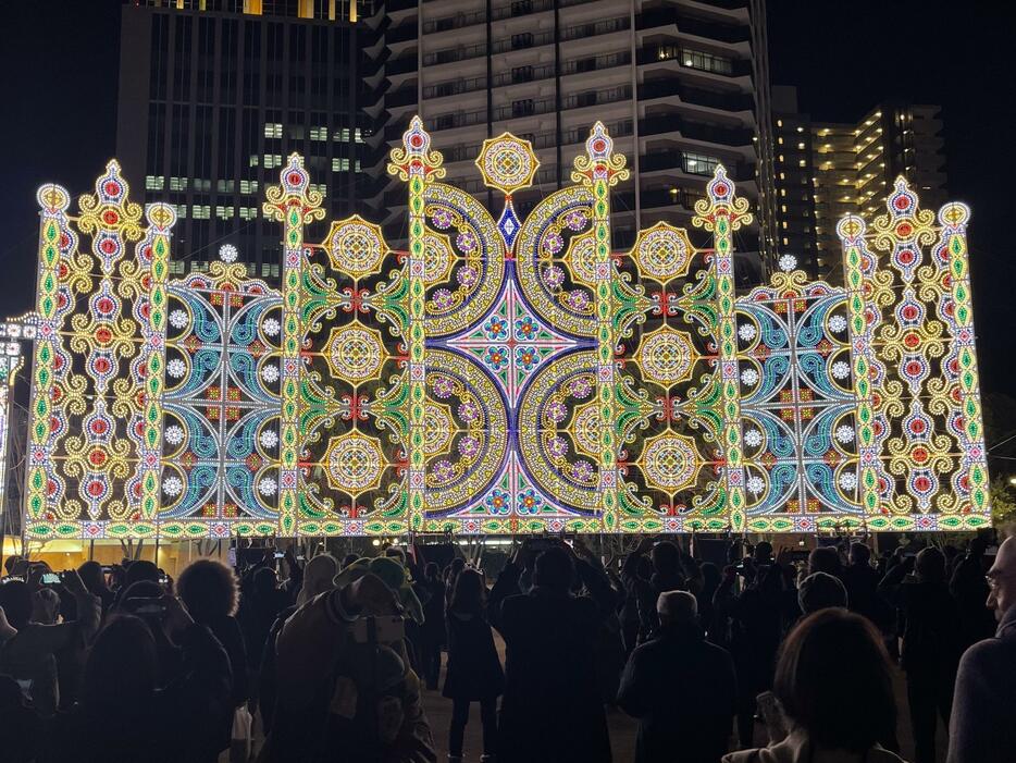 ［写真］6434人が亡くなった阪神・淡路大震災の犠牲者の鎮魂と復興を願う光の祭典「神戸ルミナリエ」が19日、神戸市中央区の東遊園地などで4年ぶりに始まった。